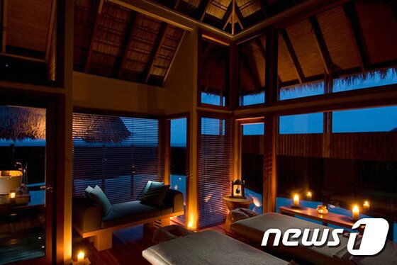 본문 이미지 - 몰디브의 바다 위에 지어진 스파 센터. 사진 제공/ 허니문 리조트 ⓒ News1