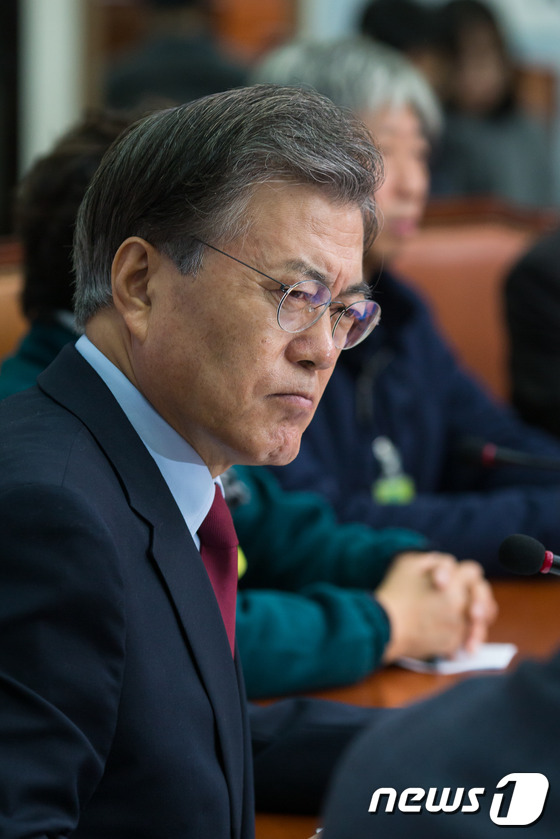 (서울=뉴스1) 유승관 기자 = 문재인 새정치민주연합 대표가 17일 서울 여의도 국회에서 열린 농민단체 간담회에서 농민단체 대표들의 발언을 경청하고 있다. 2015.11.17/뉴스 …