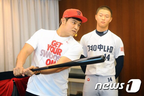 본문 이미지 - 17일 오전 부산 롯데호텔 에메랄드룸에서 열린 ‘추신수와 함께하는 Dream up 프로젝트-지금 만나러 갑니다’ 행사에서 추신수 선수가 부산의 초,중학교 야구부 학생들에게 원포인트 레슨을 하고 있다. 2015.11.17/뉴스1 ⓒ News1 이승배 기자