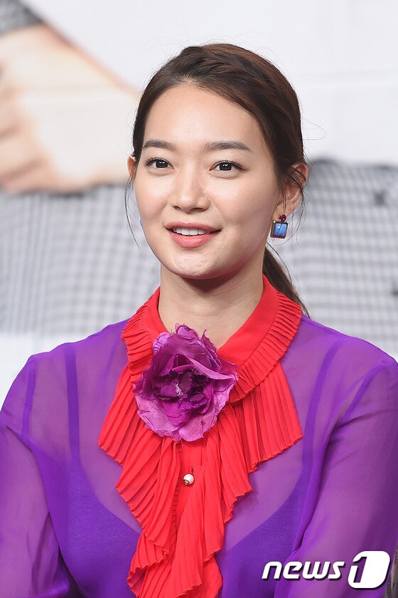 본문 이미지 - 신민아의 작은 얼굴이 여성들의 부러움을 사고 있다. ⓒ News1star  DB