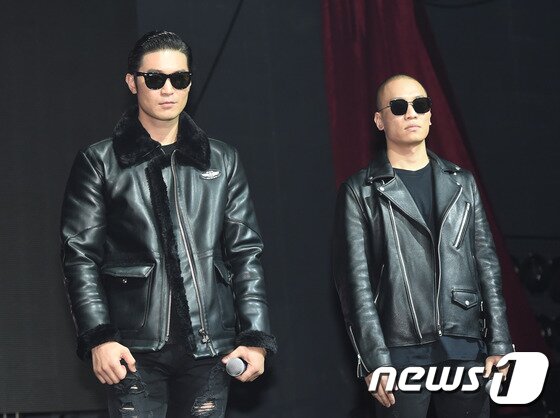 본문 이미지 - 8집들고 2년 6개월 만에 컴백! 다이나믹듀오 최자, 개코(오른쪽)가 17일 오후 서울 마포구 예스 24 무브홀에서 열린 정규 8집 앨범 '그랜드 카니발' 발매 기념 기자간담회에 참석해 포즈를 취하고 있다. ⓒ News1star 권현진 기자