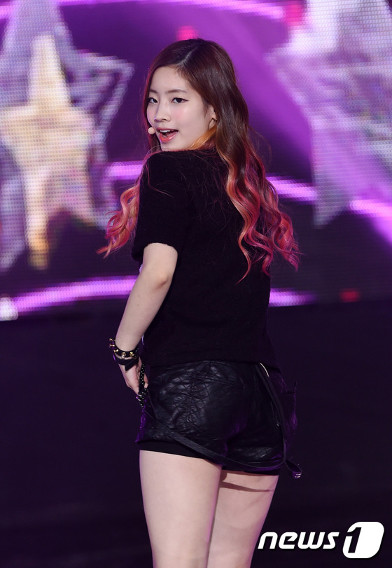 (서울=뉴스1스타) 권현진 기자 = 내 매력에 빠져봐~트와이스 다현이 17일 오후 서울 상암동 SBS프리즘타워에서 생방송으로 열린 SBS MTV ‘더쇼 시즌4’(이하 더쇼)에서 화 …