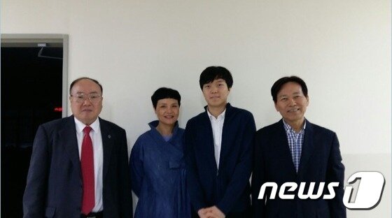 본문 이미지 - 박사학위 청구논문 심사를 통과한 직후 송유근군(왼쪽에서 세번째) 모습.(사진=박석재 박사 블로그 캡처)ⓒ News1