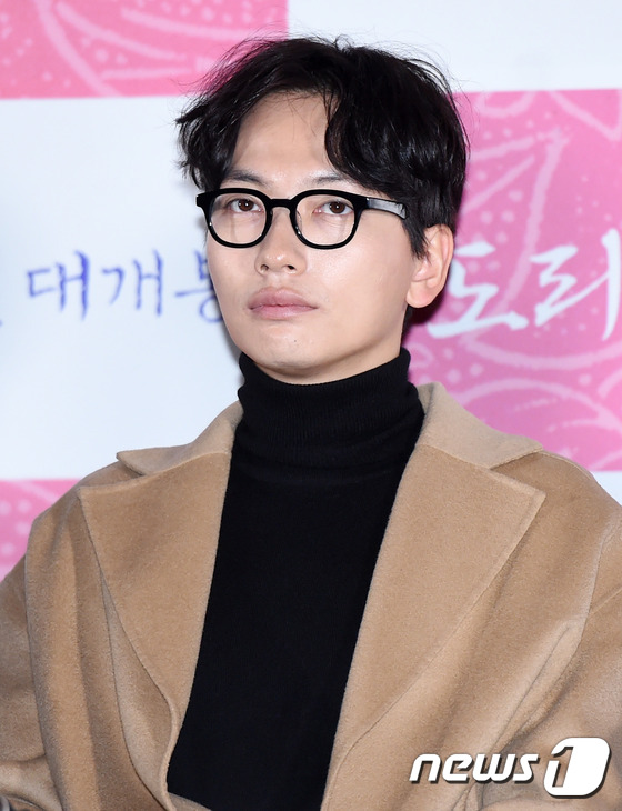 (서울=뉴스1스타) 권현진 기자 = '도리화가'로 인사 드려요!배우 이동희가 18일 오후 서울 왕십리CGV에서 열린 영화 '도리화가'(감독 이종필) 언론 시사회에 참석해 매력을 발 …