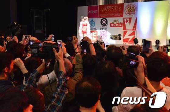 본문 이미지 - 열광하는 팬들ⓒAFP=News1