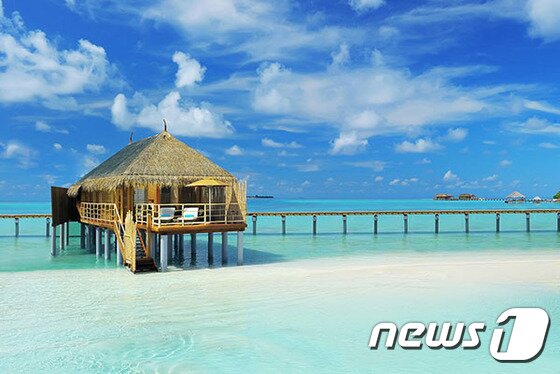 본문 이미지 - 워터빌라는 수상가옥의 형태로 바다를 감상할 수 있게 만들어졌다. 사진 제공/ 허니문 리조트 ⓒ News1