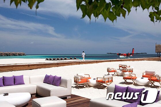 본문 이미지 - 모래사장 바닥에 지어진 만타 바는 식사 후 가볍게 즐기기 적당한 장소이다. 사진 제공/ 허니문 리조트 ⓒ News1