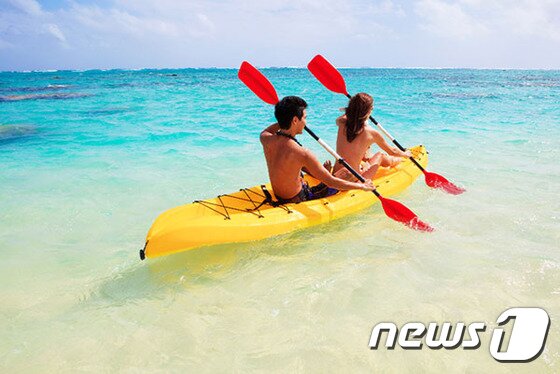 본문 이미지 - 카약과 배구, 윈드서핑 등 다채로운 활동을 즐길 수 있다. 사진 제공/ 허니문 리조트 ⓒ News1