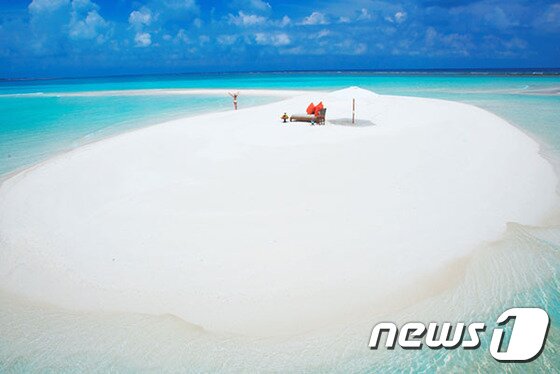 본문 이미지 - 선셋 크루즈와 샌드 뱅크 관광, 스노클링, 돌고래 관광 등 콘스탄스 무푸시는 어느 하나 놓치기 싫은 매력으로 가득 차 있다. 사진 제공/ 허니문 리조트 ⓒ News1