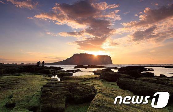 본문 이미지 - 제주도 성산 일출봉에서는 2016년 1월 1일 제23회 '성산 일출축제'가 열린다. 사진 제공/ 웹투어 ⓒ News1