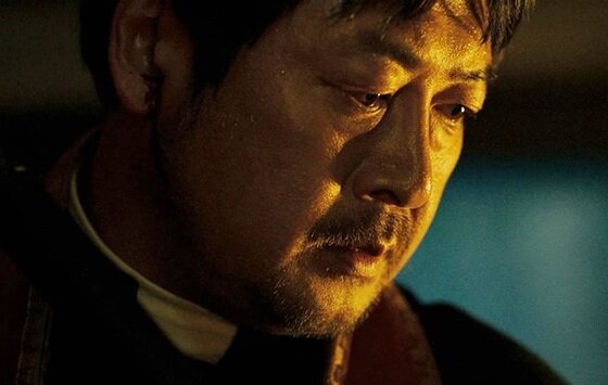 본문 이미지 - 김윤석이 열연을 펼쳤다. ⓒ News1star/'검은사제들' 스틸