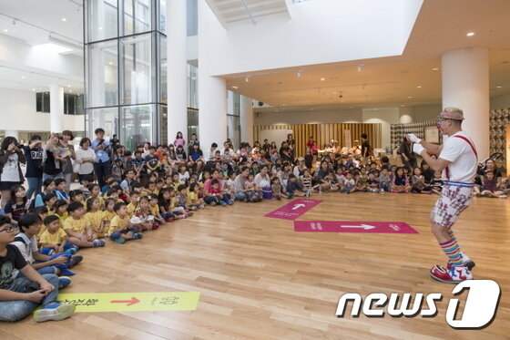 본문 이미지 - 어린이 문화원 내 공연 모습. ⓒ News1