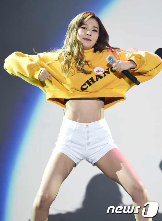 (서울=뉴스1스타) 권현진 기자 = 아찔함 가득!레드벨벳 슬기가 19일 오후 서울 잠실 실내체육관에서 열린 삼성 ‘플레이 더 챌린지’ 토크콘서트에서 화려한 공연을 펼치고 있다.이날 …