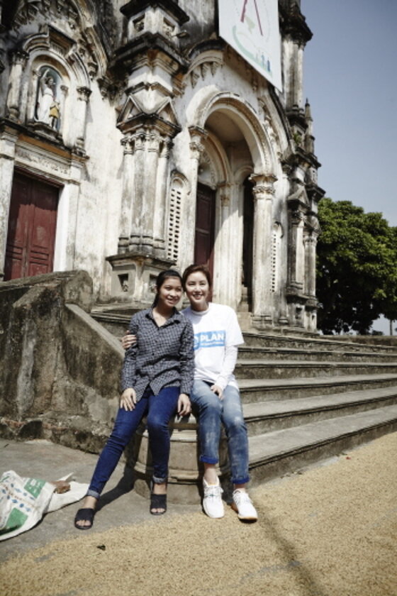 본문 이미지 - 김성령이 10년 전 만났던 베트남 후원아동 띠뜸과 재회, 의미 있는 시간을 보냈다.ⓒ News1star/플랜코리아