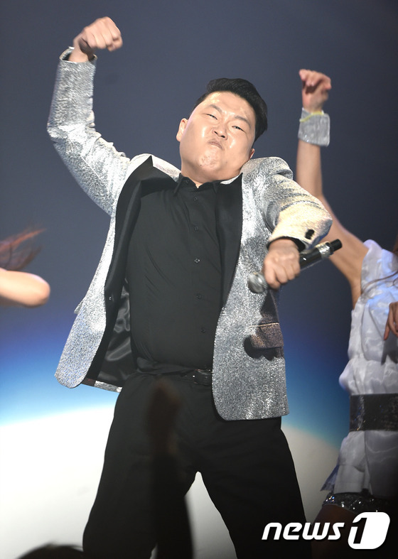 (서울=뉴스1스타) 권현진 기자 = 열정 에너지 폭발!가수 싸이가 19일 오후 서울 잠실 실내체육관에서 열린 삼성 ‘플레이 더 챌린지’ 토크콘서트에서 매력을 발산하고 있다.이날 ‘ …