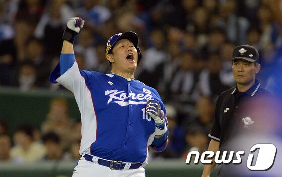 본문 이미지 - 2015년 프리미어12에서 9회초 역전타를 때렸던 이대호의 모습. /뉴스1 DB ⓒ News1 양동욱 기자
