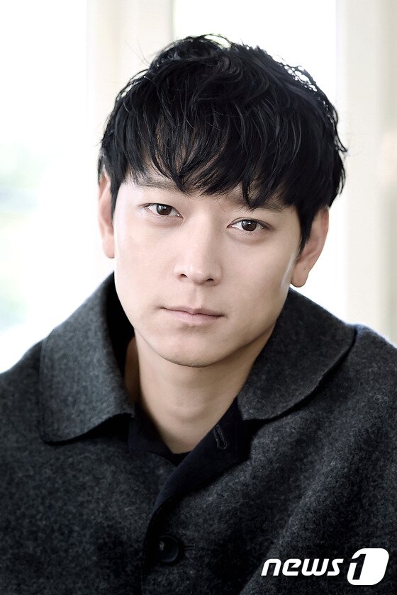 본문 이미지 - 배우 강동원이 최근 서울 종로구 삼청동의 한 카페에서 진행된 인터뷰에서 자신의 외모와 관련한 생각을 밝혔다. ⓒ News1star ./ 고아라 기자