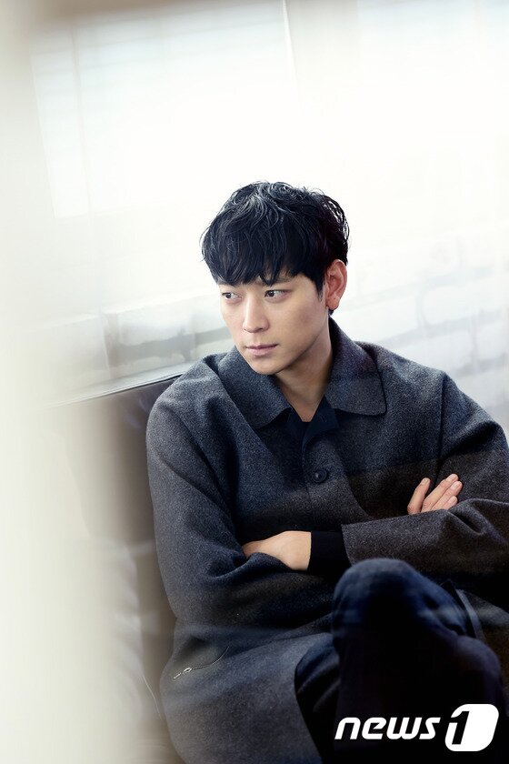 본문 이미지 - 배우 강동원이 최근 서울 종로구 삼청동의 한 카페에서 진행된 인터뷰에서 영화 '검은 사제들' 흥행이 걱정되지 않는다고 했다. ⓒ News1star ./ 고아라 기자