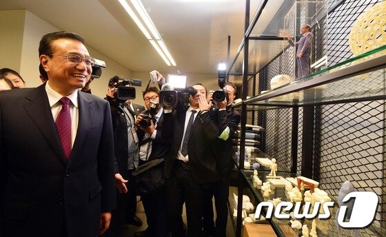 본문 이미지 - 리커창 전 중국 총리가 2015년 11월 2일 경기창조경제혁신센터를 방문해 3D 프린터로 만든 자신의 조각상을 살펴보며 파안대소하고 있다. 2015.11.2/뉴스1 ⓒ News1 사진공동취재단