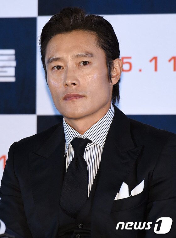 본문 이미지 - 영화 반응이 어떨까? 배우 이병헌이 2일 오후 서울 동대문 메가박스에서 열린 영화 ‘내부자들’(감독 우민호) 언론 시사회에 참석해 객석을 바라보고 있다. ⓒ News1star / 권현진 기자