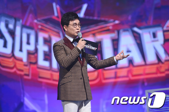 (서울=뉴스1스타) 고아라 기자 = 방송인 김성주가 19일 오후 서울 회기동 경희대학교 평화의전당에서 열린 Mnet ‘슈퍼스타K7’(이하 슈스케7) 결승전에서 진행을 하고 있다.일 …