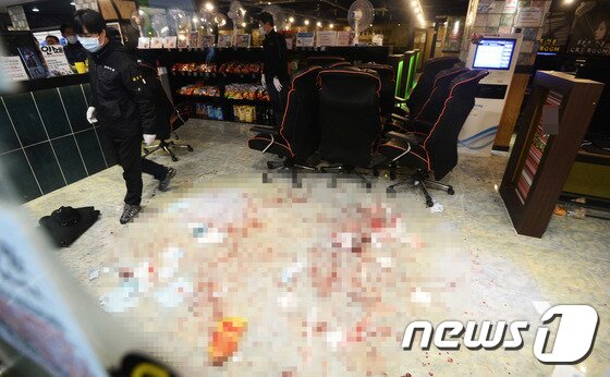 본문 이미지 - 20일 오후 경기도 수원시 팔달구 수원역 인근의 한 PC방에서 흉기난동으로 4명이 다치는 사건이 발생했다. 수원서부경찰서는 살인미수 등 혐으로 이모(39)씨를 붙잡아 조사하고 있다고 밝혔다. 피해자 4명 중 1명은 현재 의식이 없는 상태로 알려졌다. 사진은 사건이 발생한 PC방에서 경찰이 현장감식을 하고 있는 모습. (경기일보 제공) 2015.11.20/뉴스1 ⓒ News1 이재명 기자