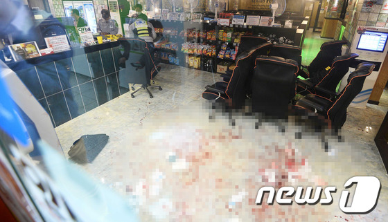 (수원=뉴스1) 이재명 기자 = 20일 오후 경기도 수원시 팔달구 수원역 인근의 한 PC방에서 흉기난동으로 4명이 다치는 사건이 발생했다. 수원서부경찰서는 살인미수 등 혐으로 이모 …