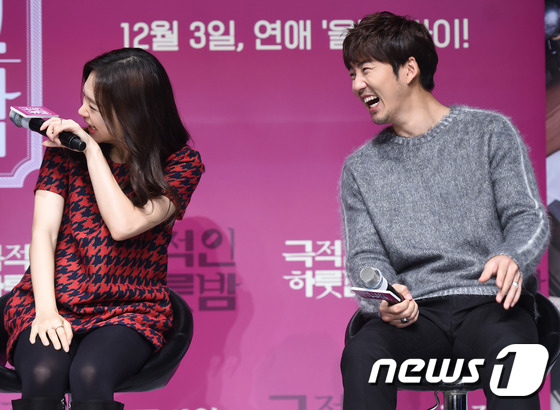 (서울=뉴스1스타) 권현진 기자 = 영화 촬영 중 베드신이 제일 힘들었어요!배우 윤계상(오른쪽)이 20일 오후 서울 성신여대 운정그린관에서 열린 영화 ‘극적인 하룻밤’(감독: 하기 …