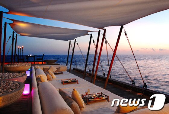본문 이미지 - 부드러운 쿠션에 반쯤 누워 바다를 바라보며 칵테일을 즐길 수 있는 '십 레스토랑(Sip restaurant)' ⓒ News1