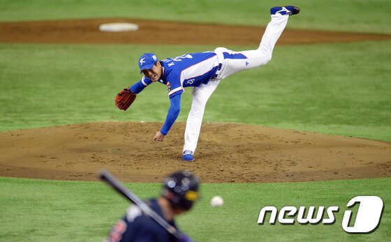 본문 이미지 - 21일 오후 일본 도쿄돔에서 열린 2015 세계야구소프트볼연맹&#40;WBSC&#41; 프리미어12 결승전 대한민국과 미국의 경기 한국 선발 김광현이 역투하고 있다 . 2015.11.21/뉴스1 ⓒ News1 DB