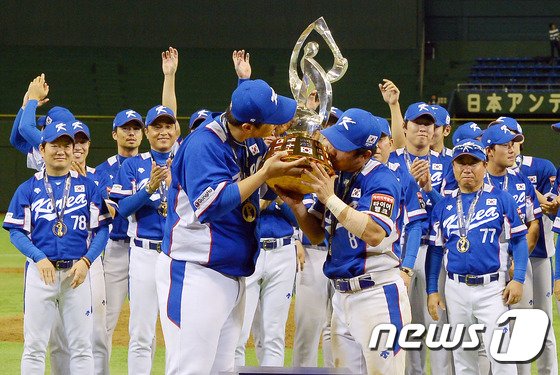 본문 이미지 - 일본을 꺾은 기세를 몰아 우승했던 2015년 프리미어12 당시의 모습. /뉴스1 DB ⓒ News1 양동욱 기자