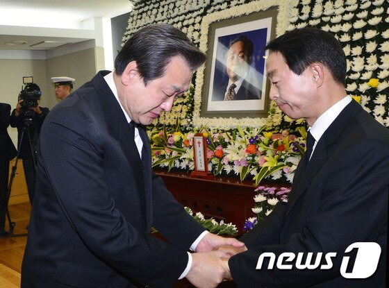 본문 이미지 - 새누리당 김무성 대표가 22일 서울 종로구 서울대병원 장례식장에 마련된 고 김영삼 전 대통령 빈소에서 조문한 뒤 차남 현철씨의 손을 잡은 채 눈시울을 적시고 있다. (사진공동취재단) 2015.11.22/뉴스1