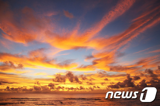 (서울=뉴스1트래블) 조용식  기자 = 괌의 전통음식과 공연이 이루어지는 '더 비치(the beach)'의 노을 풍경.