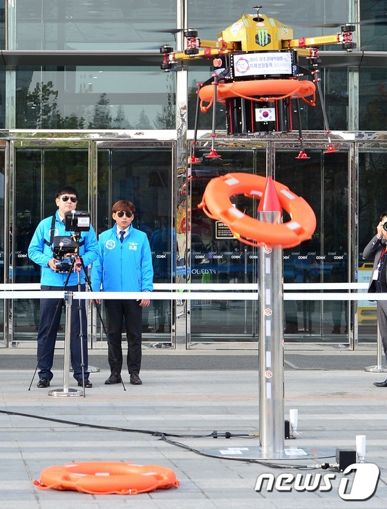(서울=뉴스1) 손형주 기자 = 22일 오전 서울 강남구 코엑스 앞에서 열린 '미래 성장동력 챌린지 퍼레이드'에서 드론을 활용해 물에 빠진 사람에게 구명튜브를 전달하는 링고리 던지 …