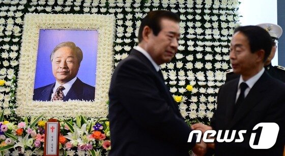 본문 이미지 - 김영삼 전 대통령이 서거한 22일 서울 종로구 서울대병원 장례식장 빈소에 한광옥 국민대통합위원회 위원장이 차남 김현철씨를 위로하고 있다.