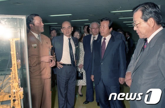 (서울=뉴스1) = 92년 대선을 앞두고 박태준 의원과 단일화를 논의하기 위해 광양제철소를 찾은 김영삼 전 대통령(당시 대선후보)의 모습. 김종필 전 총리 ,박태준 전의원과 나란히 …