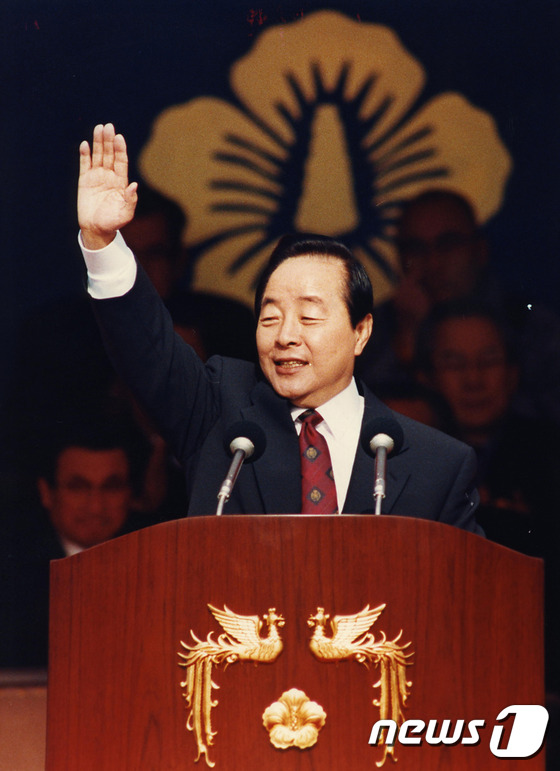 (거제=뉴스1) 이승배 기자 = 22일 오전 0시 22분 김영삼 전 대통령이 지병으로 서거했다. 김 전 대통령이 1993년 2월 14대 대통령 취임식에서 손을 들어보이고 있다. ( …