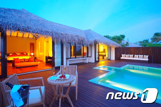 본문 이미지 - 객실 수가 50여 개 정도밖에 되지 않지만 넓은 객실게서 프라이빗 서비스를 받을 수 있는 '지탈리 리조트' 사진 제공/ 허니문리조트 ⓒ News1