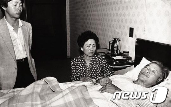 (거제=뉴스1) 이승배 기자 = 22일 오전 0시 22분 김영삼 전 대통령이 지병으로 서거했다. 당시 야당 지도자였던 김영삼 전 대통령이 광주민주화 운동 3주년을 맞아 1983년 …