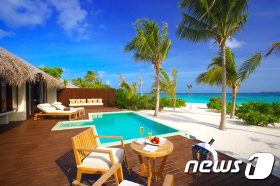 본문 이미지 - 완벽한 해변 경관을 자랑하는 리조트의 객실은 푸른 물을 빛난 플런지 풀과 백색의 개인 라운저가 갈색 데크 위에 설치되어 있다. 사진 제공/ 허니문리조트 ⓒ News1