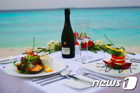 본문 이미지 - 바다가 한눈에 펼쳐지는 인디고 레스토랑은 일몰의 아름다운 경관을 볼 수 있는 곳으로 유명하다. 사진 제공/ 허니문리조트 ⓒ News1