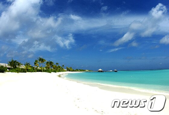 본문 이미지 - 인공의 때가 묻지 않은 산호초들과 터키석 물빛과 순결한 해변을 간직한 ‘지탈리 리조트’. 사진 제공/ 허니문리조트 ⓒ News1