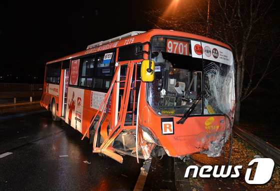 (고양=뉴스1) = 22일 오후 9시30분께 고양시 덕양구 백석역에서 대곡역 방향으로 가는 도로 위에서 버스 2대와 승용차 3대 총 5중 추돌사고가 발생해 버스에 타고 있던 승객 …