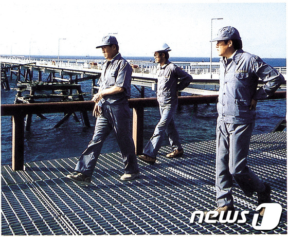아산(峨山) 정주영 명예회장의 탄생 100주년을 기념하기 위한 사진전과 학술심포지엄이 23일 서울 그랜드 하얏트 호텔에서 열린다. 사진전에서는 1915년 강원도 통천군에서 가난한 …