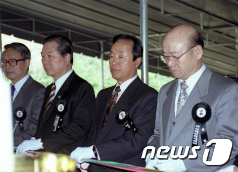 (서울=뉴스1) = 1992년 4월 13일 서울 효창공원에서 당시 전두환 전 대통령, 김영삼 민자당 총재, 김대중 국회의원, 박찬종 국회의원이 임시정부수립기념일을 맞아 순국선열7위 …