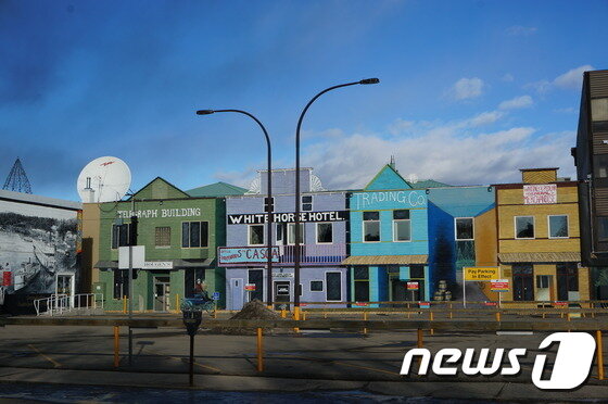 본문 이미지 - 캐나다 화이트호스는 유콘주에서 가장 아름다운 경치로 손꼽히는 도시로 얼음호수, 툰드라 산악지대, 유콘강과 함께 북극하늘로 끝없이 펼쳐진 오로라를 감상하기에 최적의 도시다.  사진은 유콘 주 시내의 모습. 사진 제공/ KRT 여행사 ⓒ News1