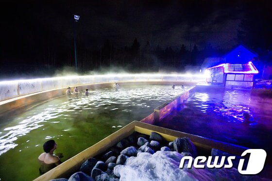 본문 이미지 - 타키니 온천은 36도에서 42도를 유지하는 야외 온천장으로 피로를 풀면서 오로라를 함께 감상할 수 있다. 사진 제공/ KRT 여행사 ⓒ News1