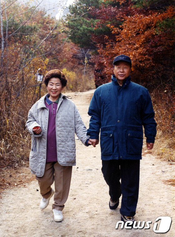 (서울=뉴스1) = 김영삼 전 대통령이 손명순 여사와 손잡고 산책을 하고 있다. 문민시대를 열었던 김 전 대통령은 22일 오전 0시 22분 패혈증과 급성심부전으로 서울대병원에서 서 …