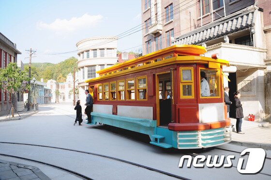 본문 이미지 - 전국 최대 규모의 시대극 세트장인 합천 영상테마파크에는 일제강점기와 1980년대 서울의 모습이 정교하게 재현되어 있다.(합천군 제공) ⓒ News1 이철우 기자