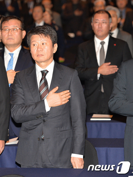 (서울=뉴스1) 박세연 기자 = 정몽규 현대산업개발 회장(왼쪽)과 정의선 현대자동차 부회장이 23일 오후 서울 용산구 그랜드하얏트호텔에서 열린 아산 정주영 100주년 기념 학술심포 …